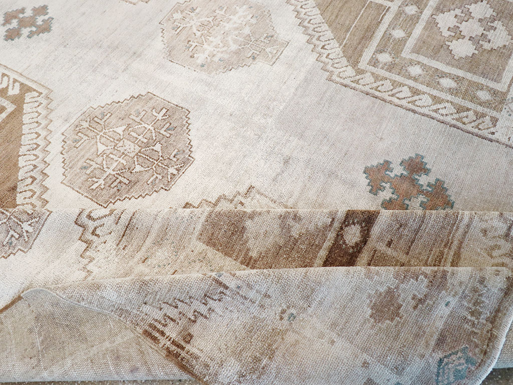 Vintage Turkish Anatolian Room Size Carpet, No.31952 - Galerie Shabab