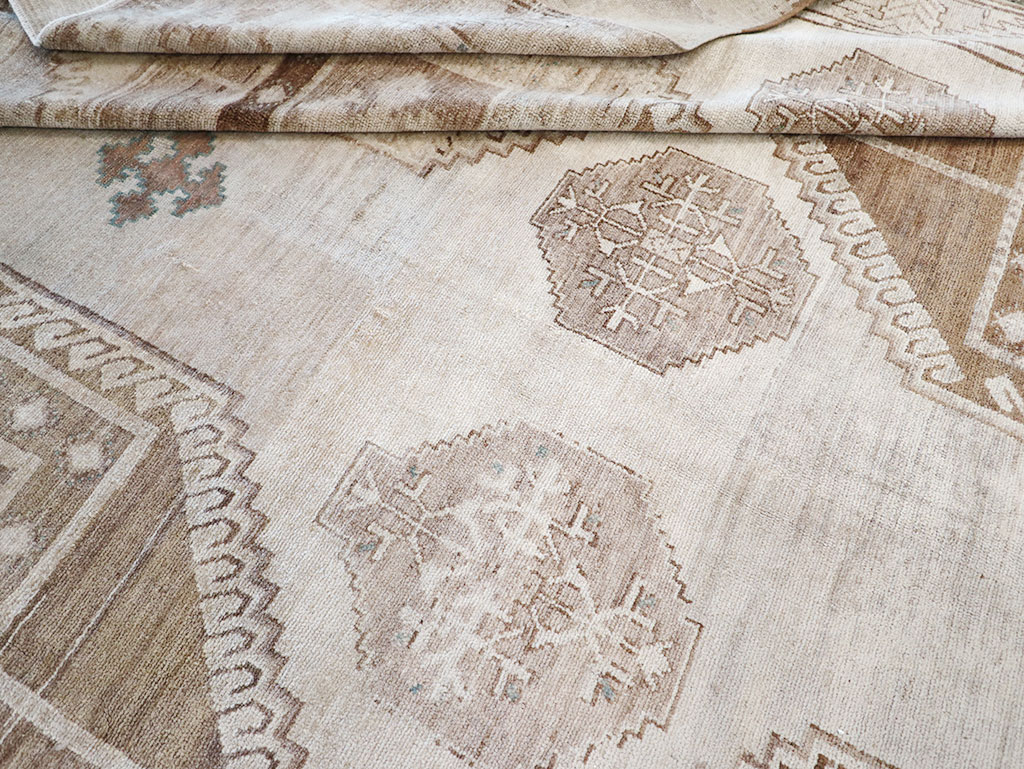 Vintage Turkish Anatolian Room Size Carpet, No.31952 - Galerie Shabab