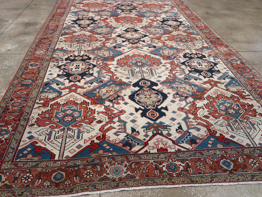 Antique Persian Heriz Carpet, No.31965 - Galerie Shabab