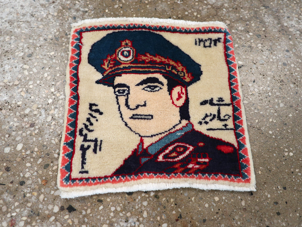 Vintage Persian Sarouk Pictorial Throw Rug, No.32110 - Galerie Shabab