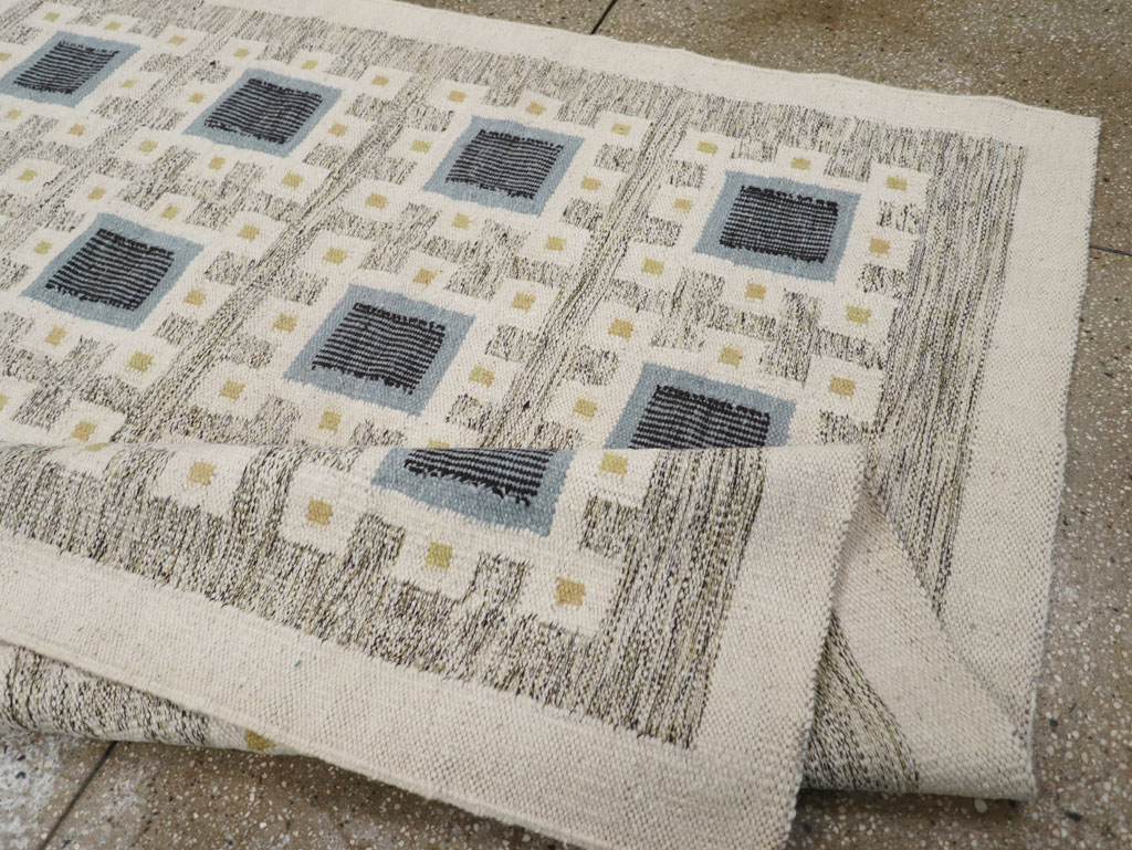Swedish Inspired Contemporary Turkish Flatweave Accent Rug, No.32200 - Galerie Shabab