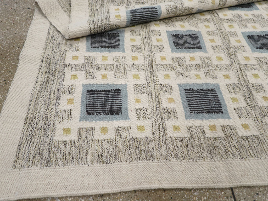 Swedish Inspired Contemporary Turkish Flatweave Accent Rug, No.32200 - Galerie Shabab