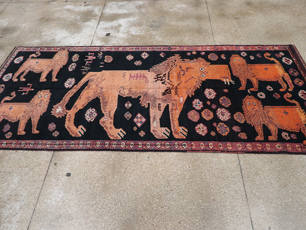 Vintage Turkish Anatolian Pictorial Gallery Rug, No.32214 - Galerie Shabab