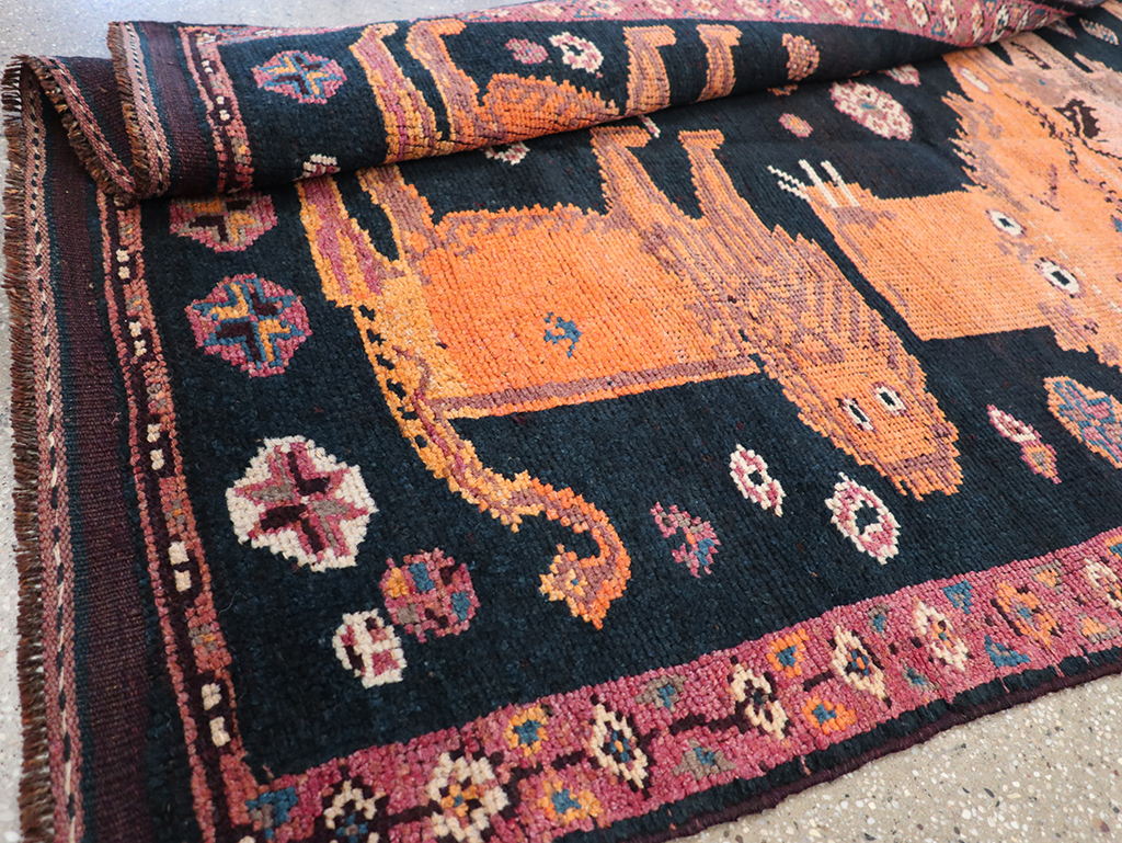 Vintage Turkish Anatolian Pictorial Gallery Rug, No.32214 - Galerie Shabab