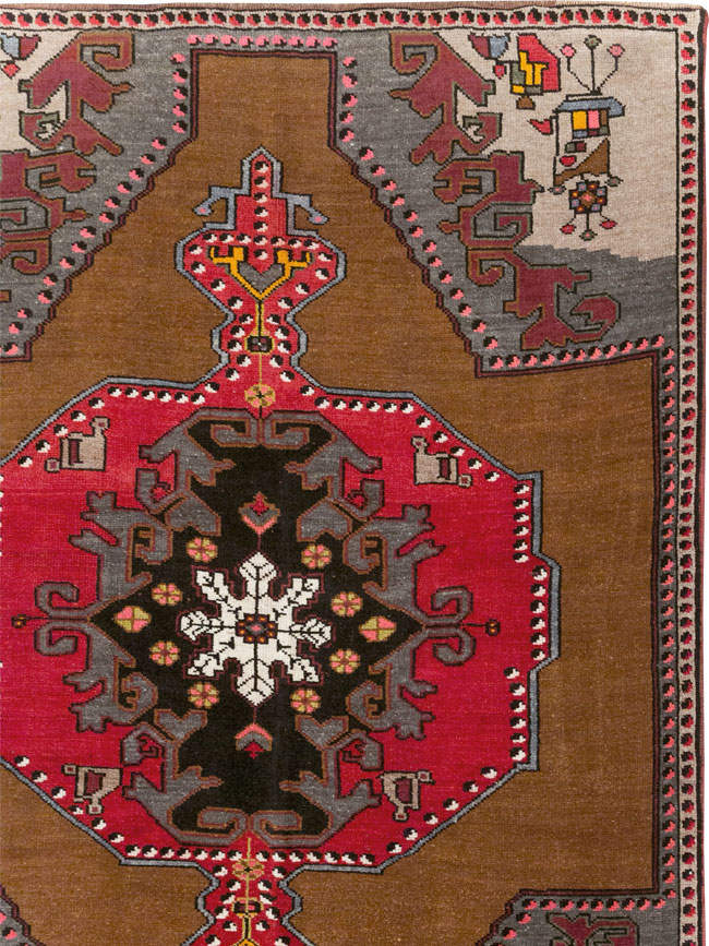 Vintage Turkish Anatolian Room Size Carpet, No.32224 - Galerie Shabab