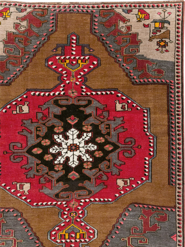 Vintage Turkish Anatolian Room Size Carpet, No.32224 - Galerie Shabab