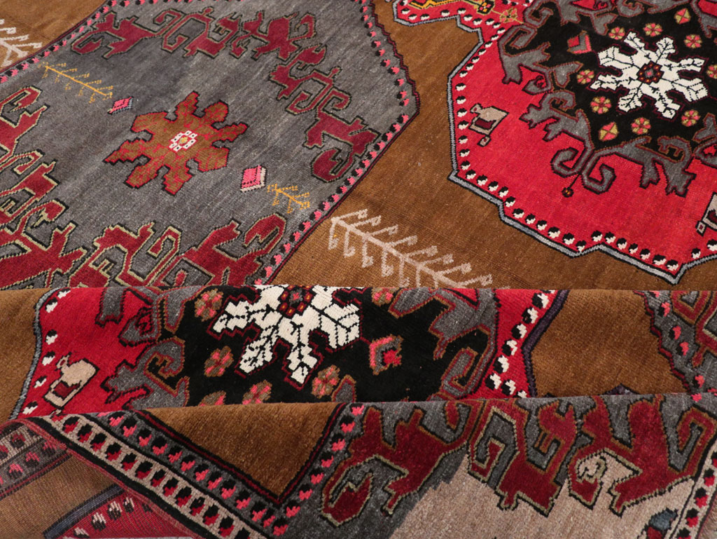 Vintage Turkish Anatolian Room Size Carpet, No.32224 - Galerie Shabab