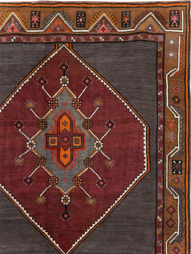 Vintage Turkish Anatolian Tribal Room Size Carpet, No.32225 - Galerie Shabab