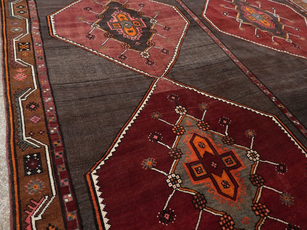 Vintage Turkish Anatolian Tribal Room Size Carpet, No.32225 - Galerie Shabab