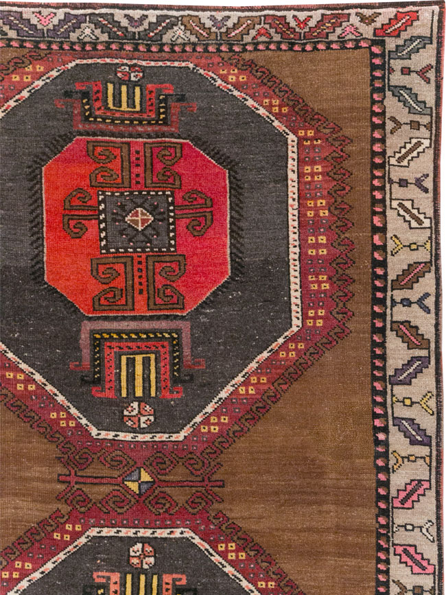 Vintage Turkish Tribal Room Size Carpet, No.32226 - Galerie Shabab