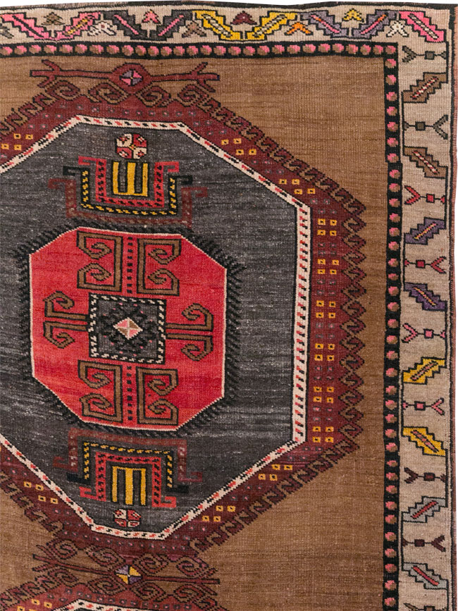 Vintage Turkish Tribal Room Size Carpet, No.32226 - Galerie Shabab