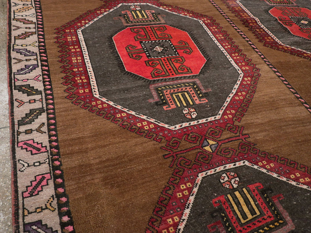 Vintage Turkish Tribal Room Size Carpet, No.32226 - Galerie Shabab