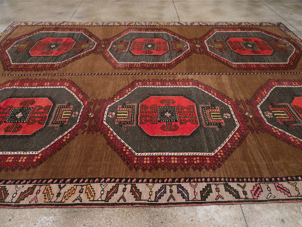 Vintage Turkish Tribal Room Size Carpet, No.32226 - Galerie Shabab