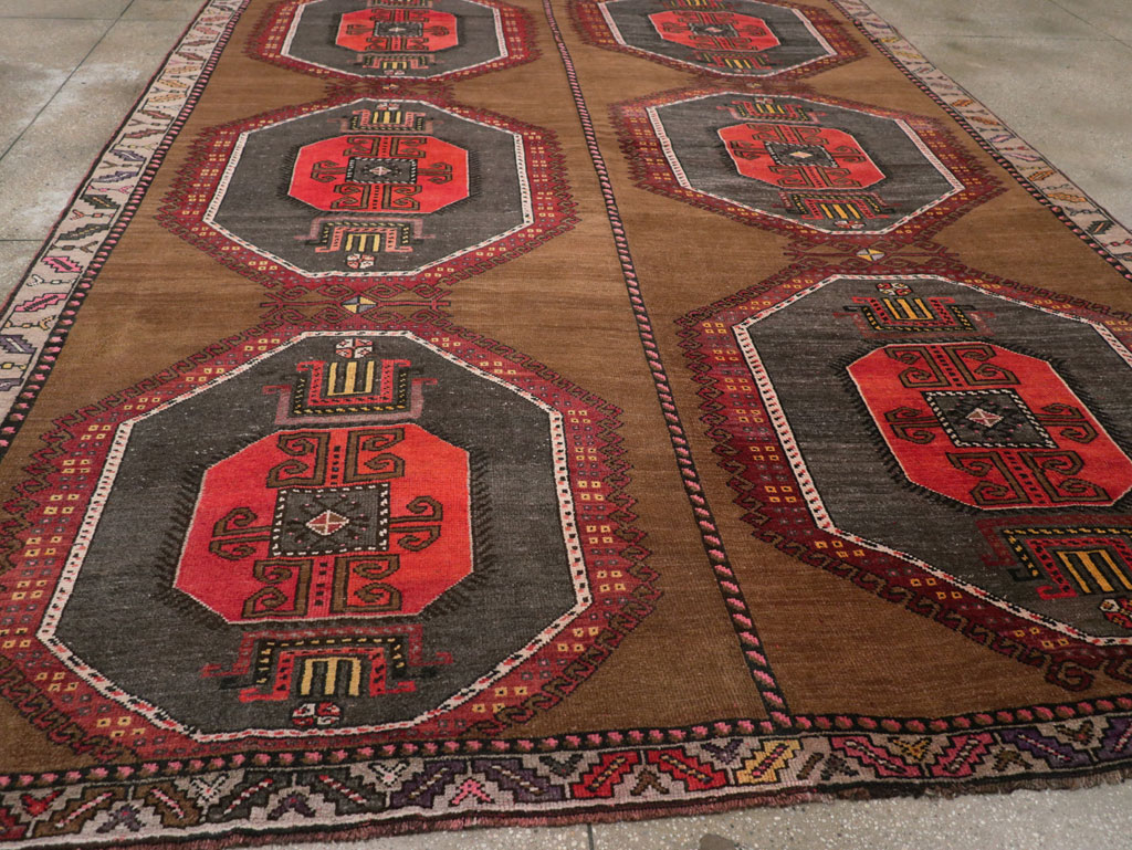 Vintage Turkish Tribal Room Size Carpet, No.32226 - Galerie Shabab