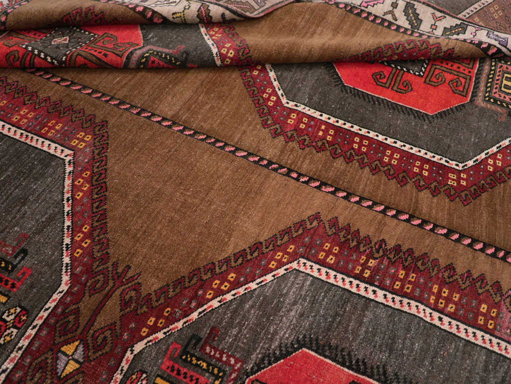 Vintage Turkish Tribal Room Size Carpet, No.32226 - Galerie Shabab