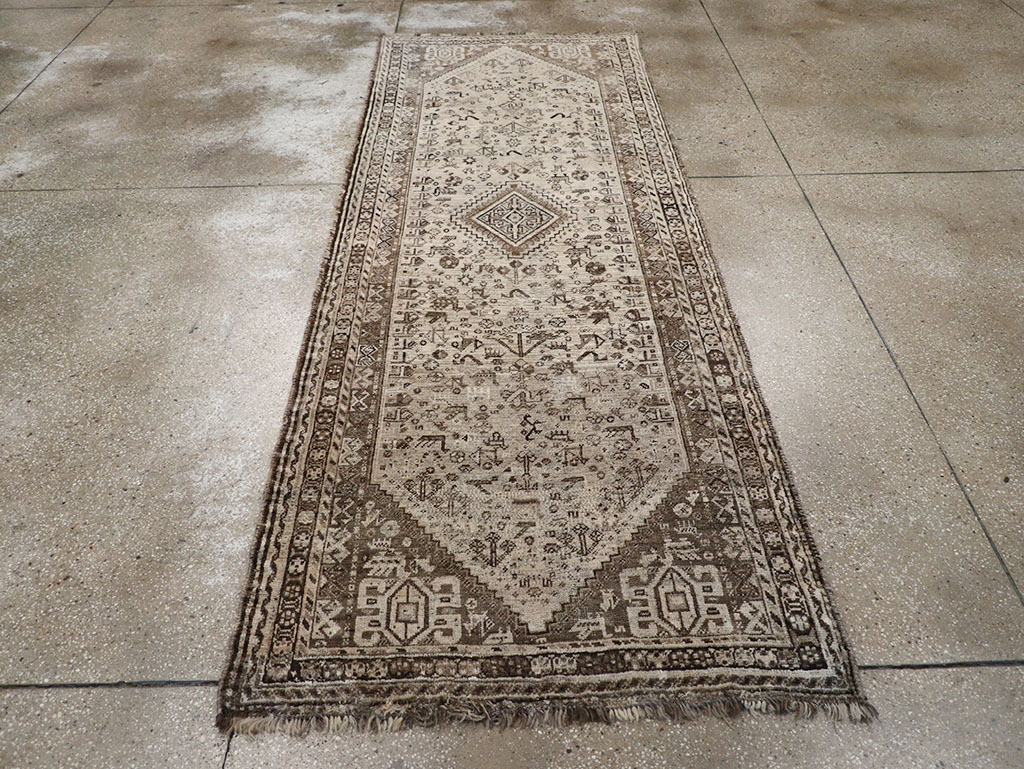 Vintage Persian Shiraz Gallery Rug, No.32231 - Galerie Shabab