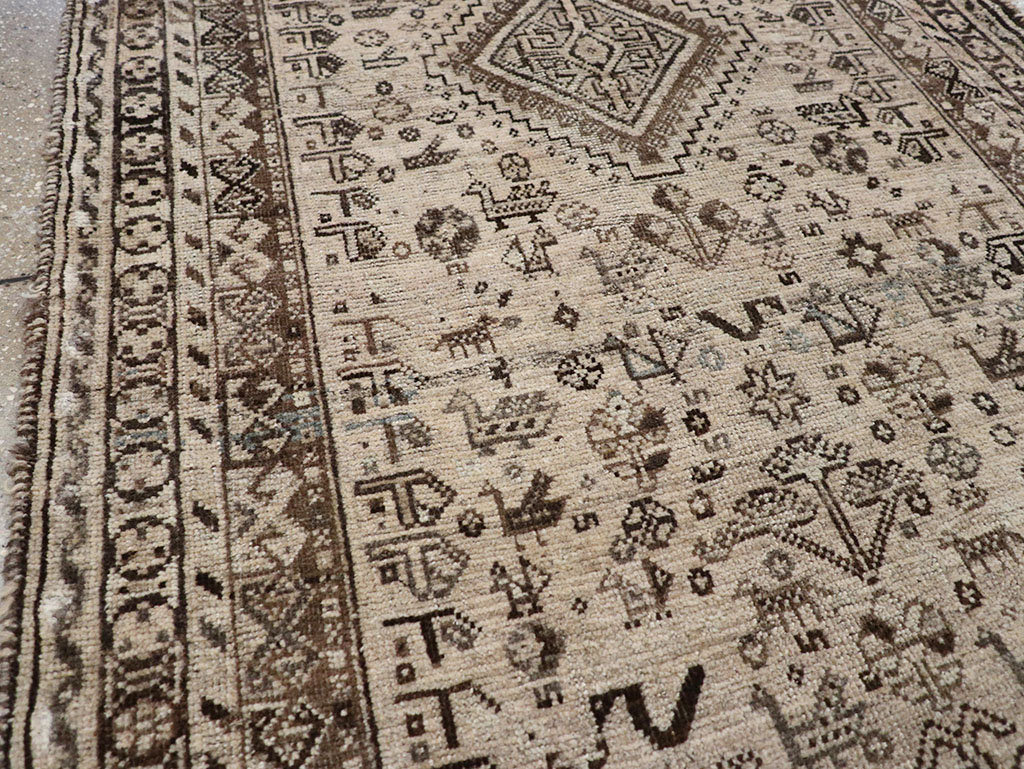 Vintage Persian Shiraz Gallery Rug, No.32231 - Galerie Shabab
