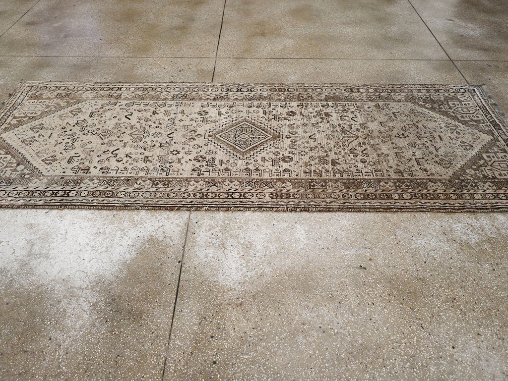 Vintage Persian Shiraz Gallery Rug, No.32231 - Galerie Shabab