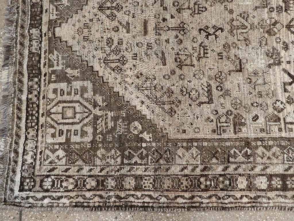 Vintage Persian Shiraz Gallery Rug, No.32231 - Galerie Shabab