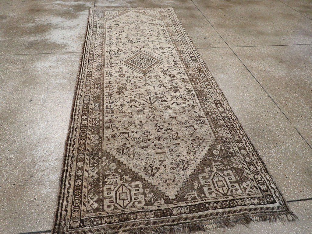 Vintage Persian Shiraz Gallery Rug, No.32231 - Galerie Shabab
