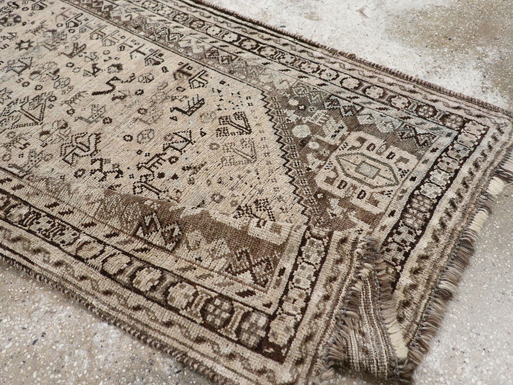 Vintage Persian Shiraz Gallery Rug, No.32231 - Galerie Shabab