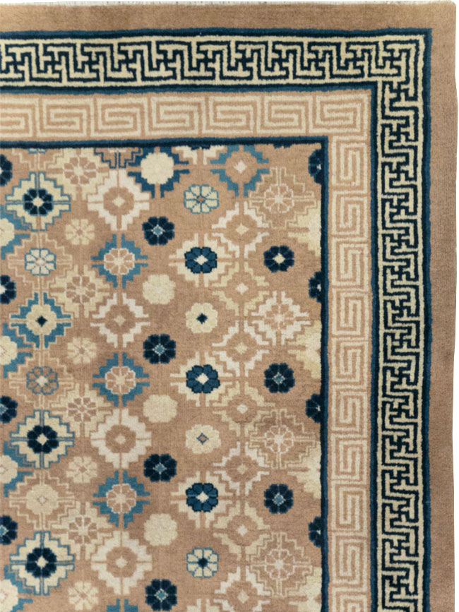 Vintage Chinese Peking Small Room Size Carpet, No.32257 - Galerie Shabab