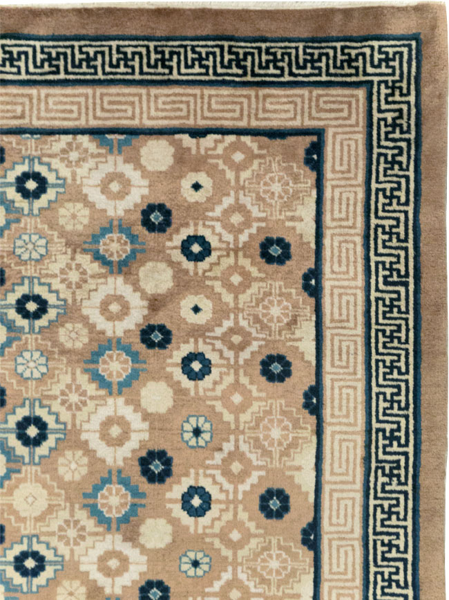 Vintage Chinese Peking Small Room Size Carpet, No.32257 - Galerie Shabab