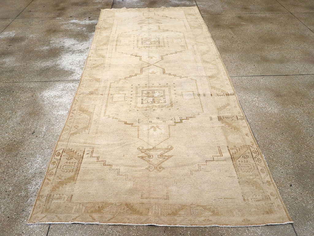 Vintage Turkish Anatolian Gallery Rug, No.32322 - Galerie Shabab