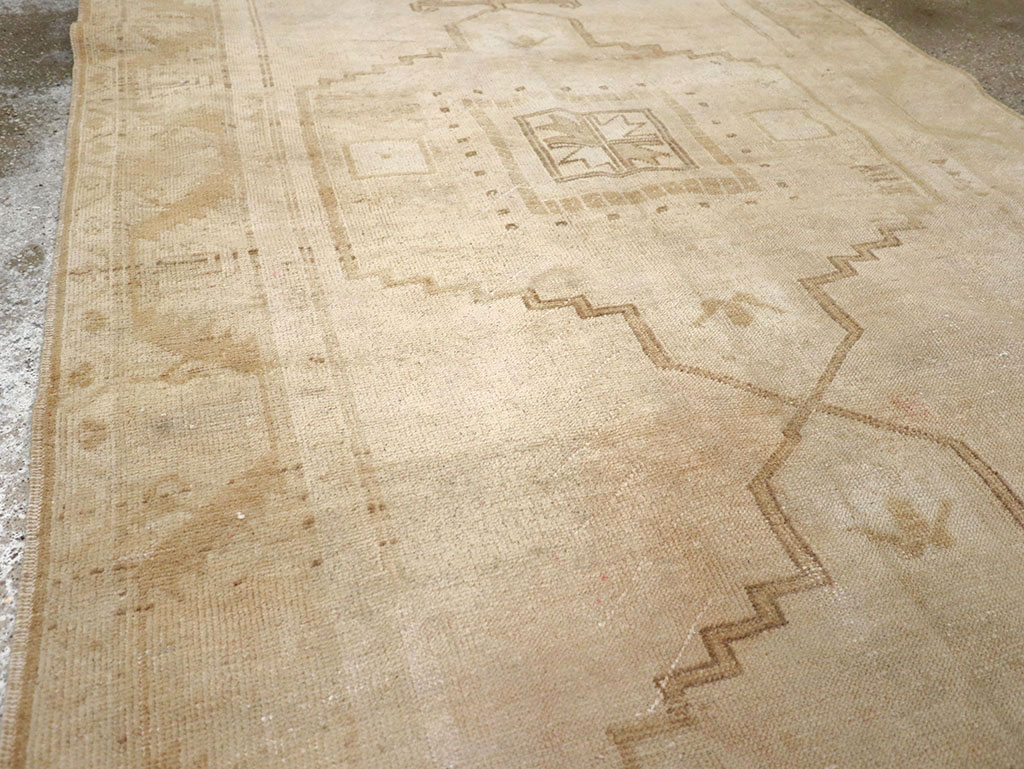 Vintage Turkish Anatolian Gallery Rug, No.32322 - Galerie Shabab