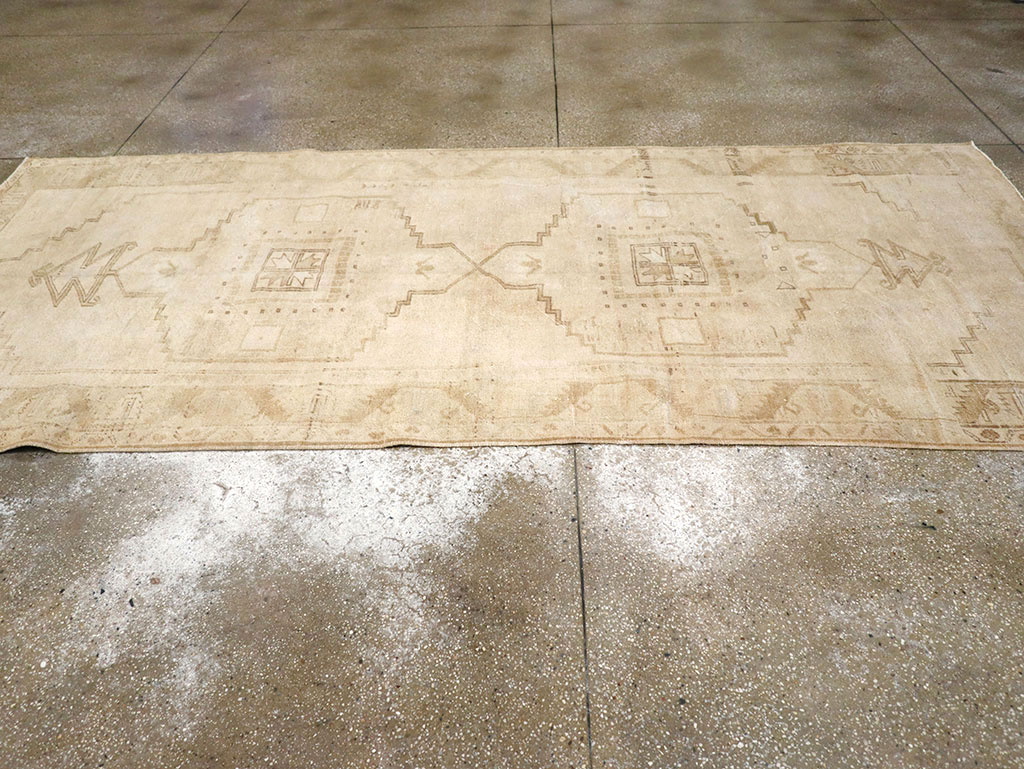 Vintage Turkish Anatolian Gallery Rug, No.32322 - Galerie Shabab