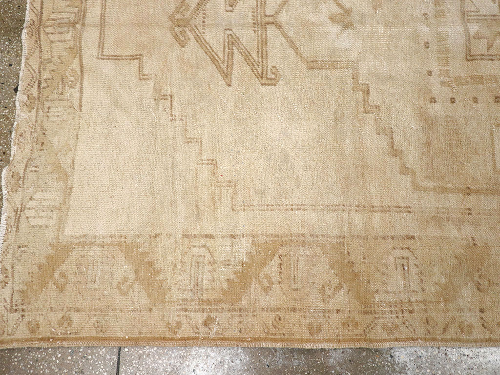 Vintage Turkish Anatolian Gallery Rug, No.32322 - Galerie Shabab