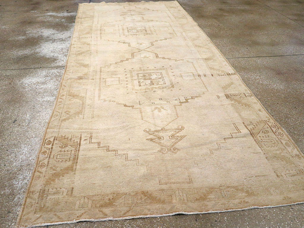 Vintage Turkish Anatolian Gallery Rug, No.32322 - Galerie Shabab