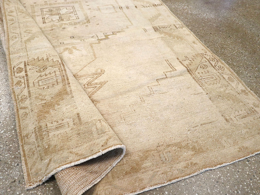 Vintage Turkish Anatolian Gallery Rug, No.32322 - Galerie Shabab