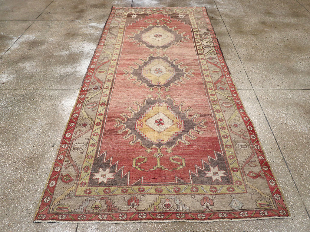 Vintage Turkish Anatolian Gallery Rug, No.32326 - Galerie Shabab