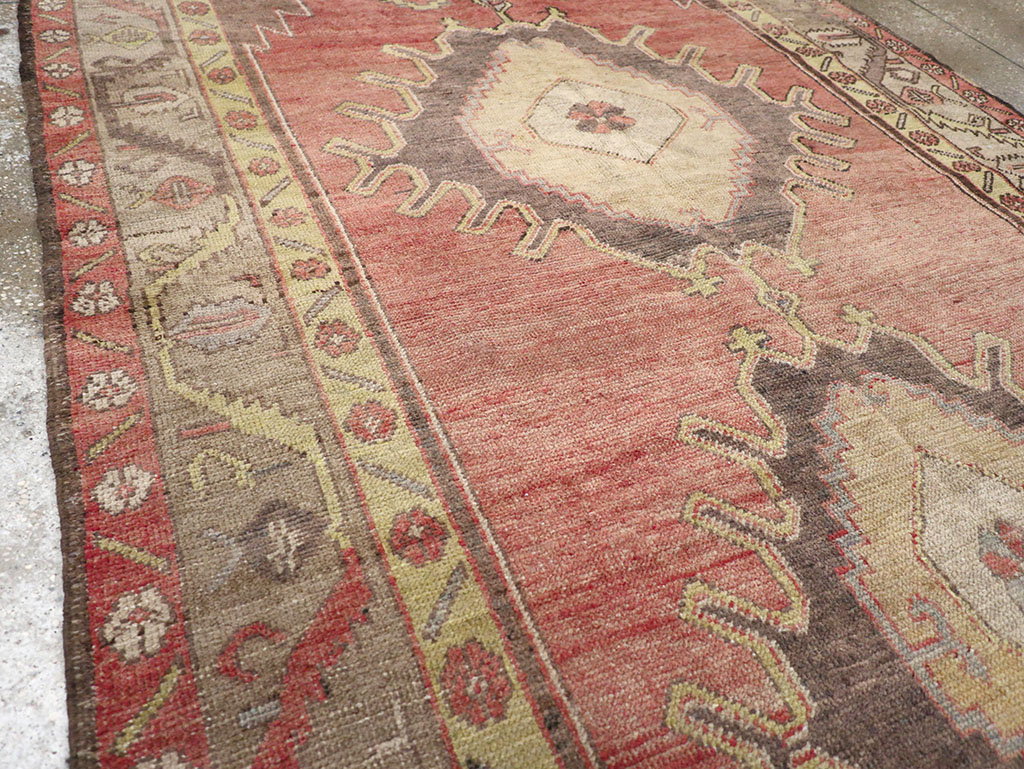 Vintage Turkish Anatolian Gallery Rug, No.32326 - Galerie Shabab