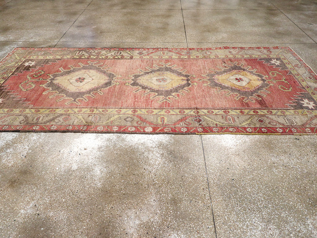 Vintage Turkish Anatolian Gallery Rug, No.32326 - Galerie Shabab