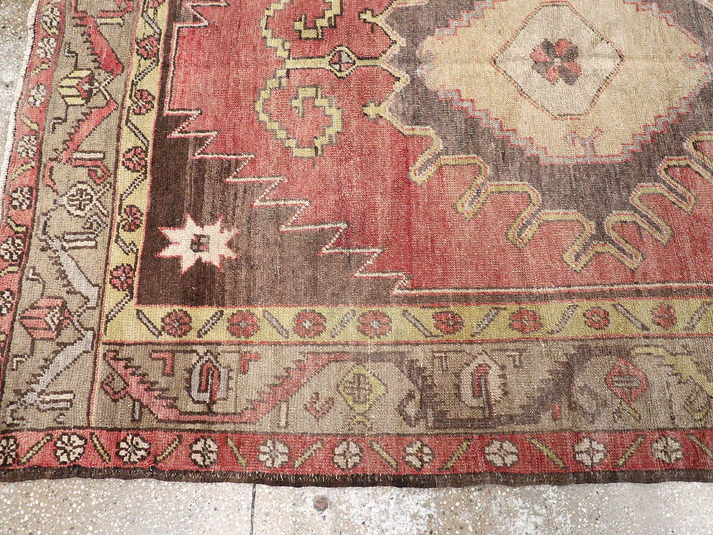Vintage Turkish Anatolian Gallery Rug, No.32326 - Galerie Shabab