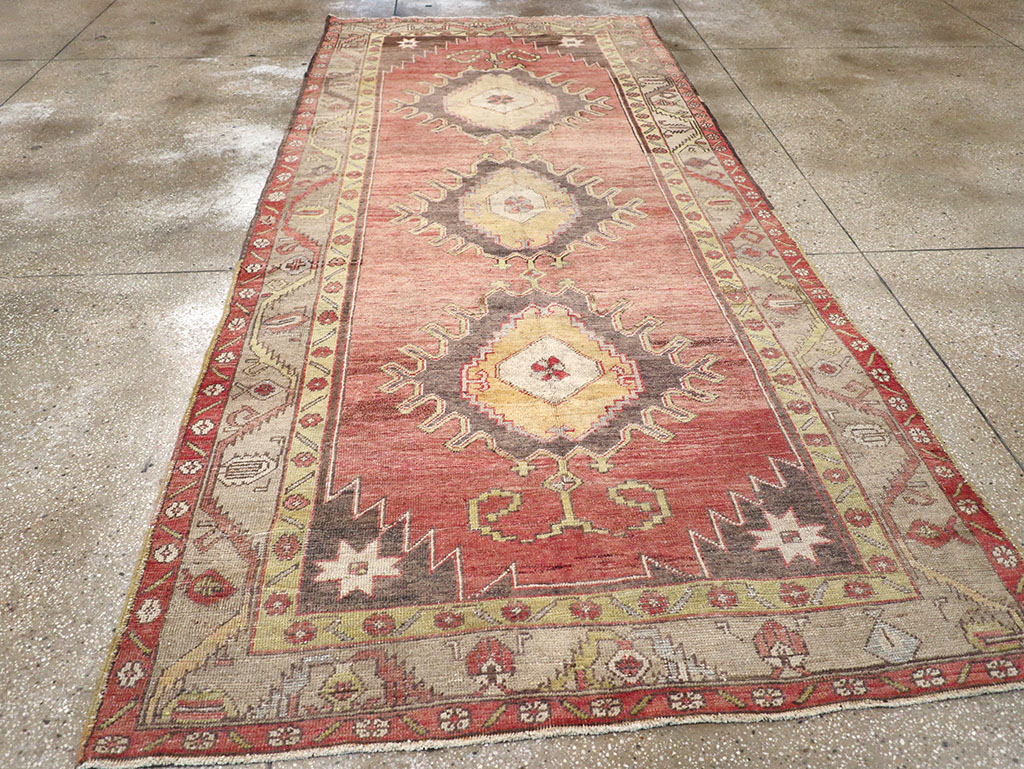 Vintage Turkish Anatolian Gallery Rug, No.32326 - Galerie Shabab