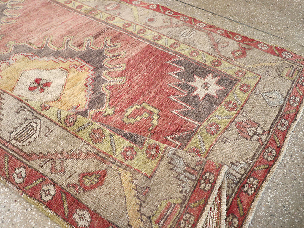 Vintage Turkish Anatolian Gallery Rug, No.32326 - Galerie Shabab