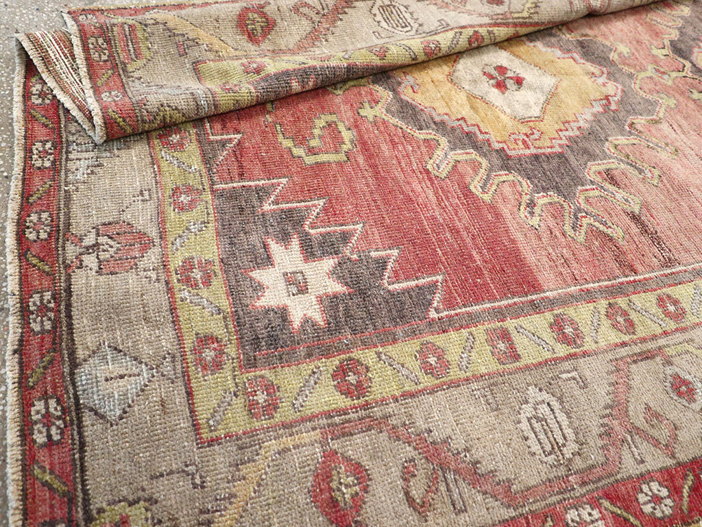 Vintage Turkish Anatolian Gallery Rug, No.32326 - Galerie Shabab
