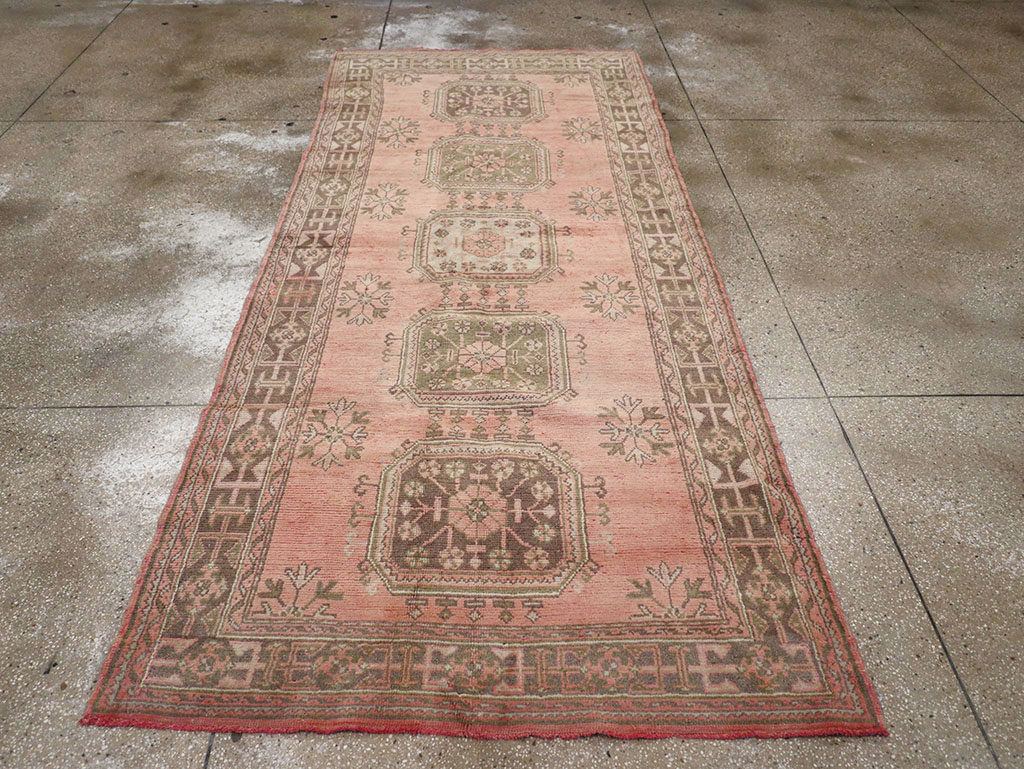 Vintage Turkish Oushak Gallery Rug, No.32327 - Galerie Shabab