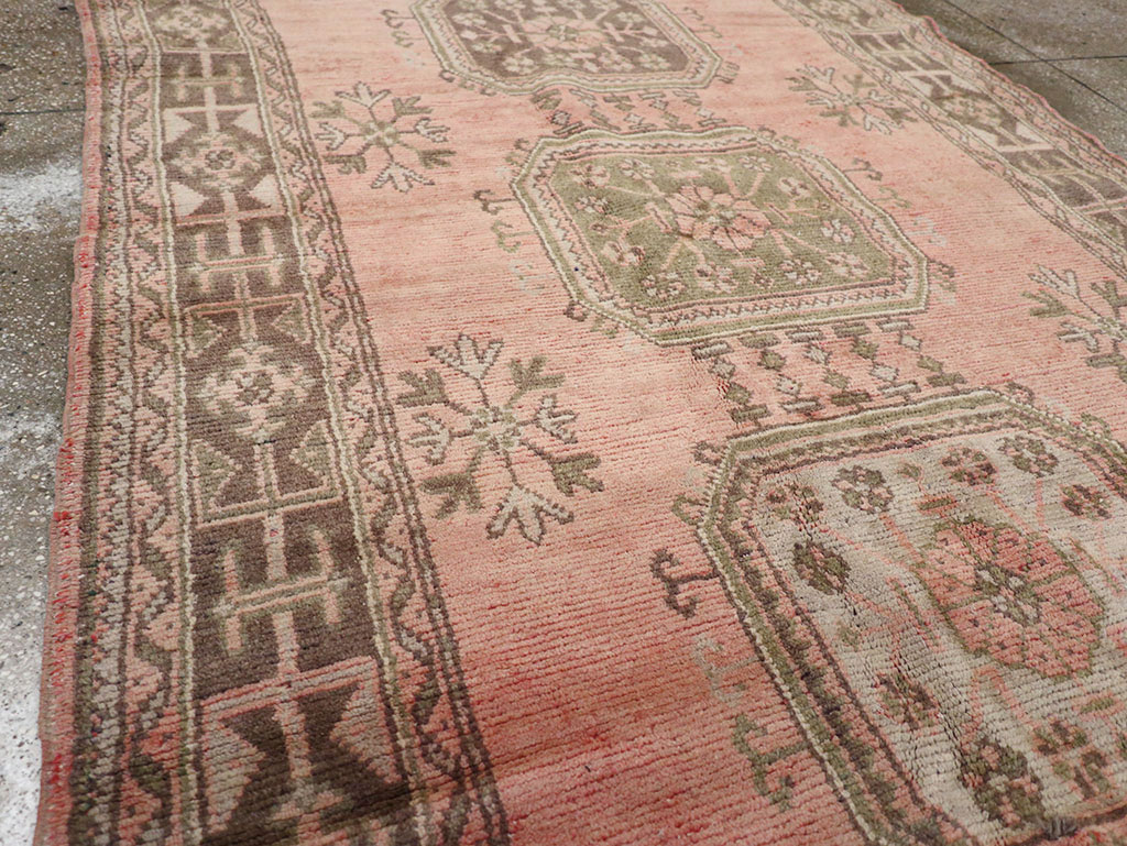 Vintage Turkish Oushak Gallery Rug, No.32327 - Galerie Shabab
