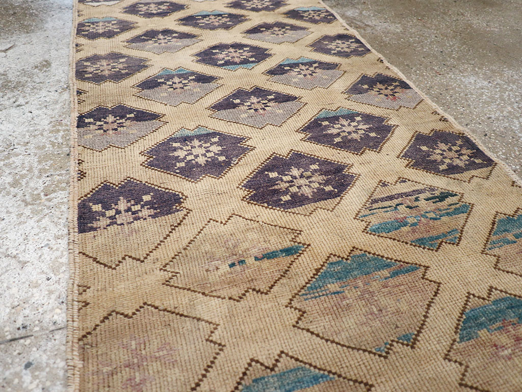 Vintage Turkish Anatolian Runner, No.32346 - Galerie Shabab