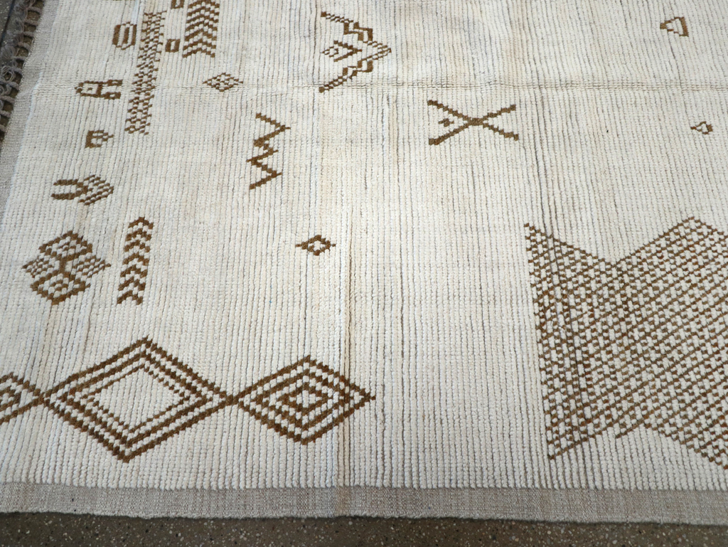 Modern Moroccan Tribal Room Size Carpet, No.32355 - Galerie Shabab