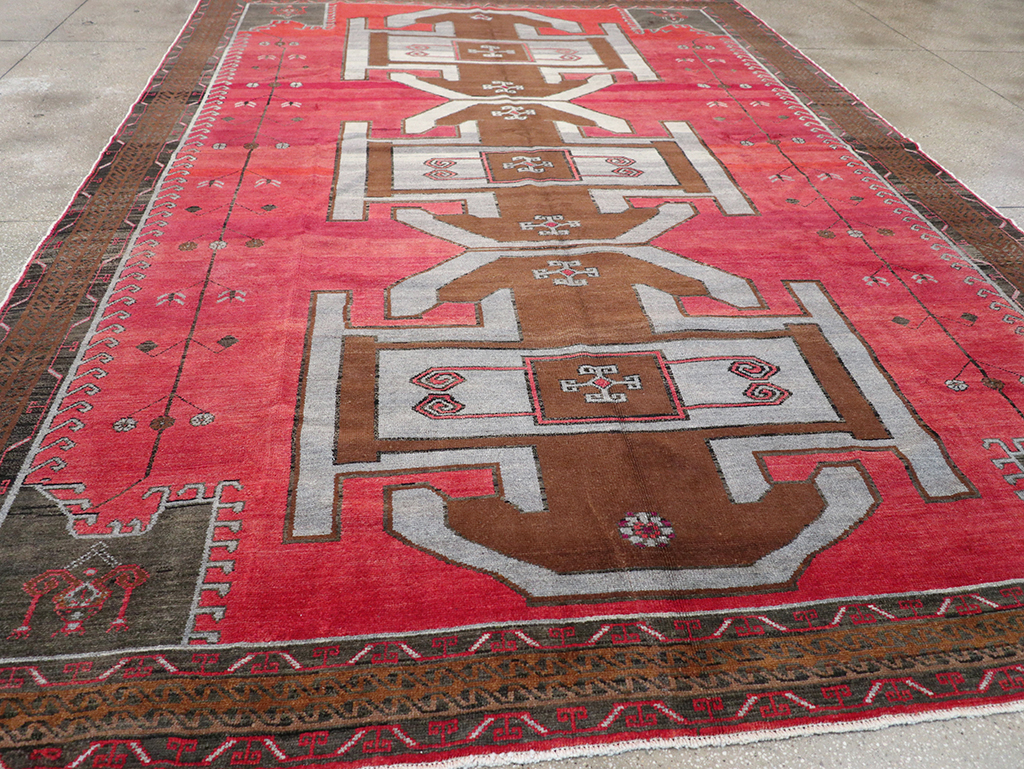 Vintage Turkish Anatolian Tribal Room Size Carpet, No.32419 - Galerie Shabab