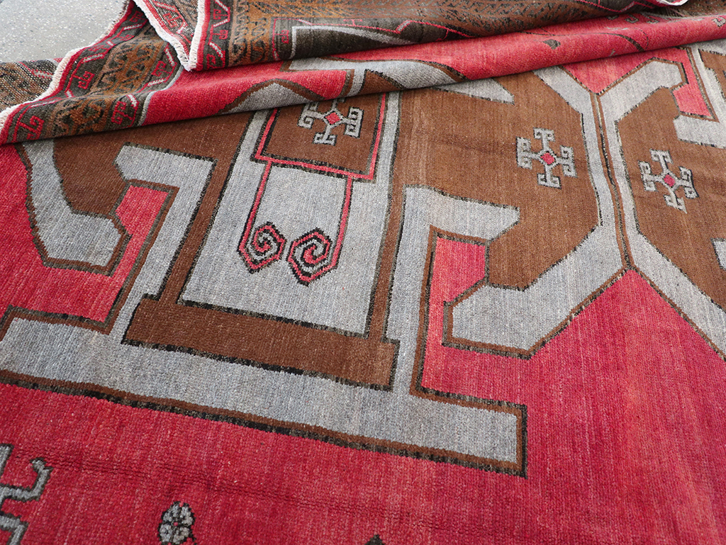 Vintage Turkish Anatolian Tribal Room Size Carpet, No.32419 - Galerie Shabab