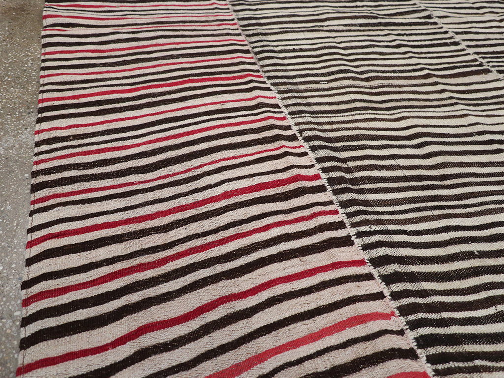 Vintage Persian Flatweave Kilim Room Size Carpet, No.32434 - Galerie Shabab