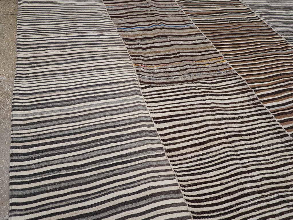 Vintage Persian Flatweave Kilim Room Size Carpet, No.32435 - Galerie Shabab