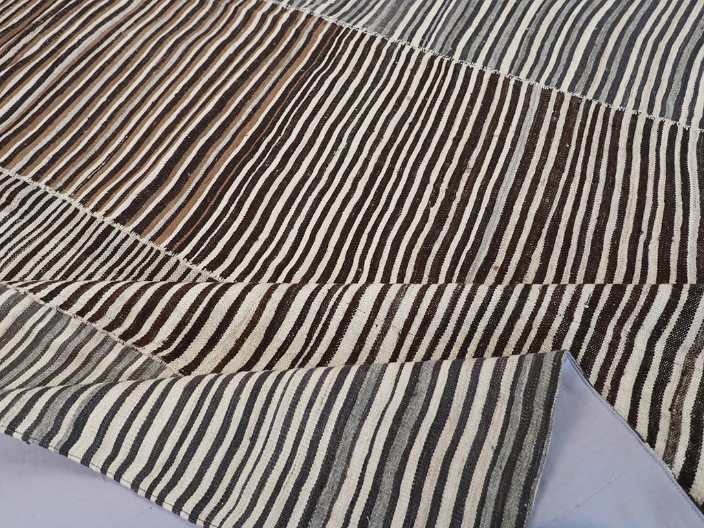 Vintage Persian Flatweave Kilim Room Size Carpet, No.32435 - Galerie Shabab