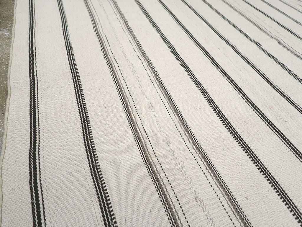 Vintage Persian Flatweave Kilim Room Size Carpet, No.32455 - Galerie Shabab